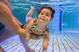 baby-peuter zwemmen